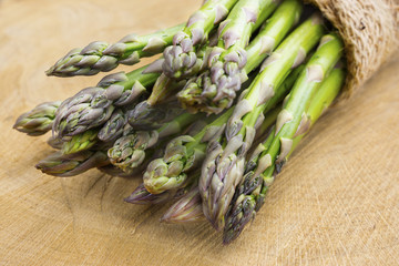 Grüner Spargel auf Holz