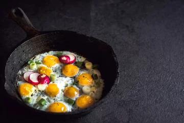 Crédence de cuisine en verre imprimé Oeufs sur le plat Fried quail eggs served