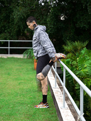 Pessoa não binária se alongando