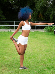 Mulher negra se equilibrando para alongamento ao ar livre
