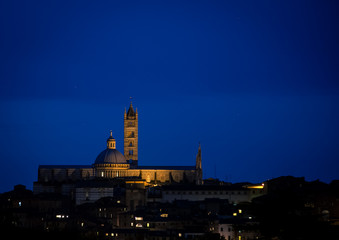 Fototapeta na wymiar Siena Cathedral at night 