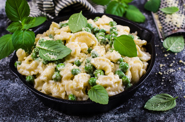 Pasta galletti with peas