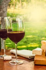 Papier Peint photo Lavable Pique-nique Two glasses of red wine at picnic with copyspace