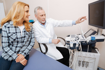 Obraz premium Charismatic positive medic discussing sonogram results in the hospital