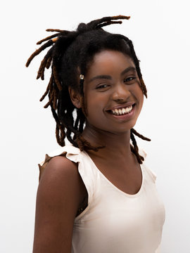 Jovem mulher negra sorrindo
