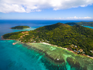 Fototapeta na wymiar Luftbild: Küstenlandschaft von Praslin, Seychellen