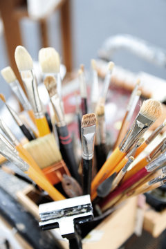 Eventail de diff&eacute;rents pinceaux dans l'atelier d'un peintre