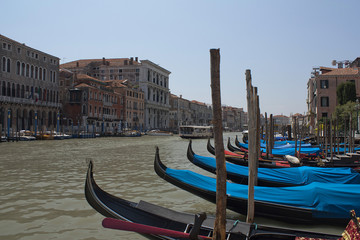 Fototapeta na wymiar Gondeln am Steg in Venedig