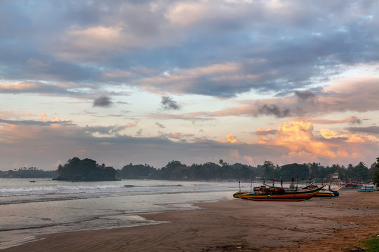 Вид на берег океана и рыбацкие лодки ранним утром.