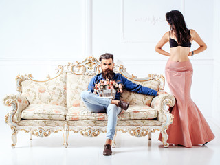 Obraz premium man with sexy woman on couch
