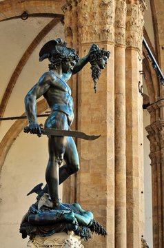 Statua di Perseo alla Loggia dei Lanzi in Piazza Signoria a Firenze Italia