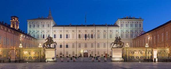 Fototapeta na wymiar Turin - Palazzo Reale at dusk.