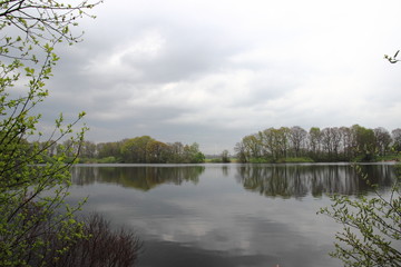 Der ruhige Frühlingssee