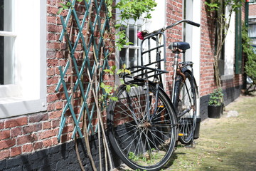 Fiets geparkeerd tegen het raam in de historische binnenstad van Leeuwarden..