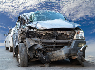 Obraz na płótnie Canvas Front-car demolished flat tire.