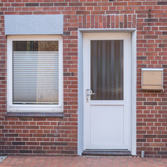 Alte weiße Tür mit grauen Rahmen