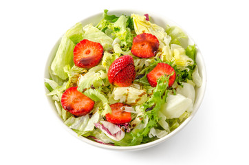 Salatmischung mit Erdbeeren