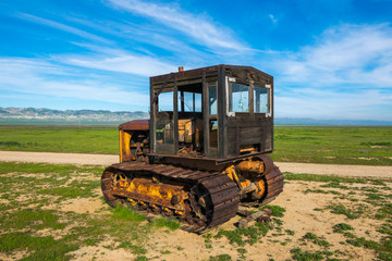 Obraz premium Old farming machinery in Carrizo Plain National Monument, San Andreas Fault (boundary between the Pacific Plate and the North American Plate), California USA, North America