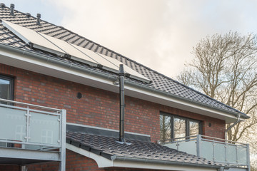 Obraz premium Solarzellen auf dem Dach eines Neubau Hauses