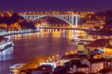 Fototapeta na wymiar Porto. The car bridge over the Douro River.