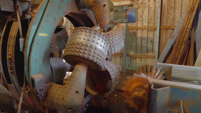 13435_The_hydraulic_debarker_inside_the_sawmill_factory.mov