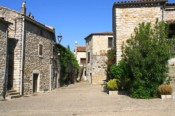 Fototapeta na wymiar village médiéval de Ruoms