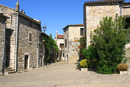 Le village m&eacute;di&eacute;val de Ruoms dans le d&eacute;partement de l'Ard&egrave;che