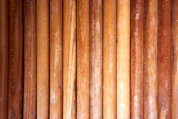 Holstäbe vertikal in einer Reihe angeordnet, Close-up