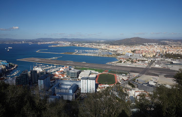 Gibraltar, Blick von Upper Rock in nördliche Richtung, Flughafen mit Landebahn und die kreuzende...