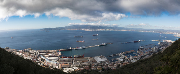 Gibraltar, Blick nach Westen von Upper Rock auf Hafen und Werftanlagen und die Bucht von Gibraltar,...