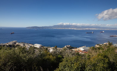 Fototapeta na wymiar Gibraltar, Blick nach Westen von Upper Rock auf Hafen und Werftanlagen und die Bucht von Gibraltar, die Strasse von Gibraltar (links) und die Stadt Algeciras (Spanien),