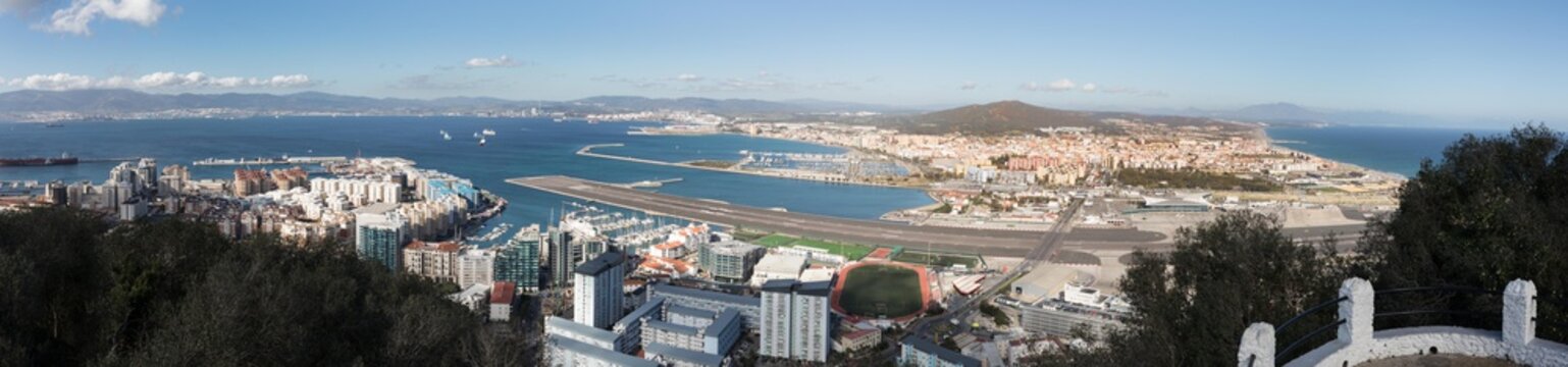 Gibraltar, Blick von Upper Rock in nördliche Richtung, Flughafen mit Landebahn und die kreuzende Hauptstraße "Winston-Churchill-Avenue", Grenze zu Spanien mit dem Ort La Linea de la Conception,