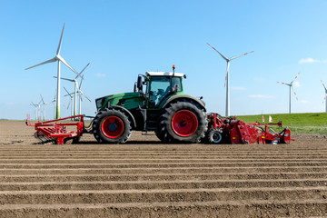 Landtechnik - Traktor auf dem Acker beim Kartoffelanbau - 7099