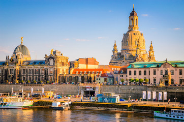 Obraz premium Summer view of the Old Town architecture with Elbe river in Dresden, Saxony, Germany
