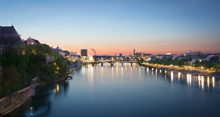 Brücke am Rhein in der Stadt Basel in der Schweiz bei Sonnenuntergang Langzeitbelichtung