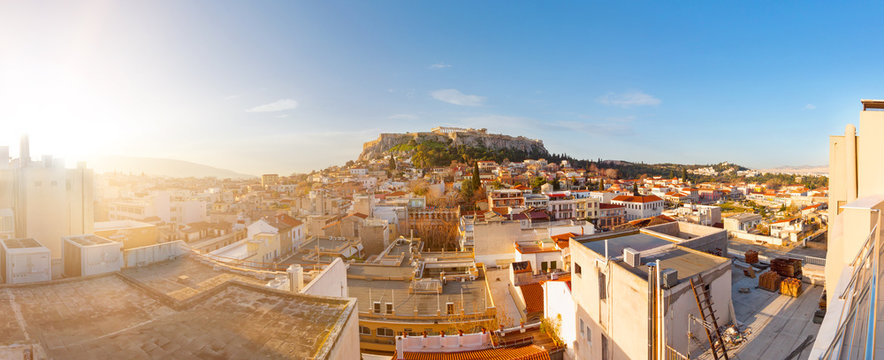 Panoramablick über Athen mit der Akropolis im Hintergrund.