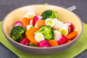 Salad with vegetable mix, leeks and radish