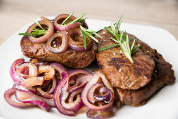 Gebratenes Rinderfilet mit Zwiebeln und Rosmarin