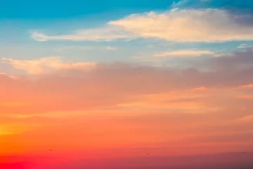 Crédence de cuisine en verre imprimé Mer / coucher de soleil Beau ciel coucher de soleil spectaculaire avec des couleurs violettes roses orange rouges et des oiseaux. Fond naturel