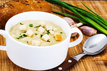 Vegetable cream soup with croutons