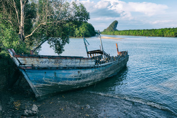 Fototapeta na wymiar shipwreck at the sea