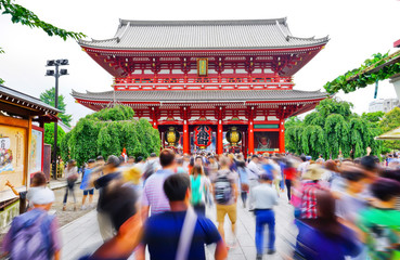 Obraz premium View of the Senso-ji temple in Tokyo with lots of visitors passing through.