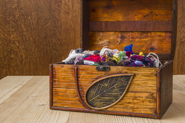 kolorowa włóczka, wielokolorowe nici w drewnianej szkatółce