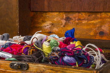kolorowa włóczka, wielokolorowe nici w drewnianej szkatółce