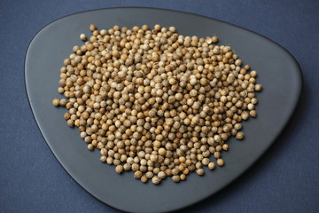 Koriander auf schwarzer Schale