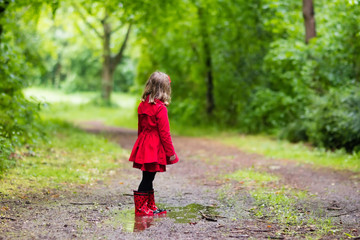 Fototapeta premium Little girl walking in the rain