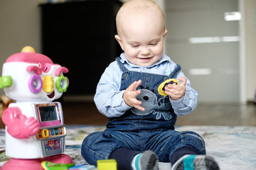 kleiner junge spielt mit roboter