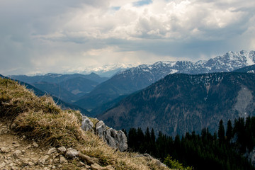 Ausblick auf die Alpen aufgenommen auf einem Wanderweg