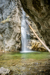 Wasserfall in Lainbach aus der Höhlenperspektive