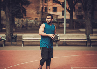 Obraz premium African-american streetball player practicing outdoors